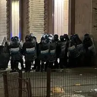 Die Polizistinnen und Polizisten trugen Schutzkleidung, Helme und Schilde