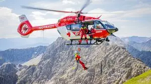 Ein Hubschrauber bei einem Rettungsflug | Die ARA Flugrettung absolvierte im Vorjahr 344 Windeneinsätze – so viele wie nie in der 25-jährigen Geschichte des Unternehmens