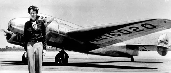Earhart vor ihrer Lockheed Electra 10E Special, mit der sie am 2. Juli 1937 verschwunden ist