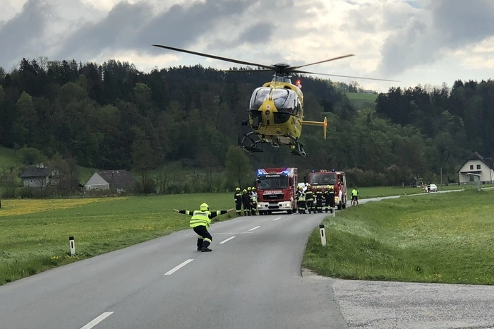 ... und prallte gegen einen Baum und blieb im Bachbett liegen
