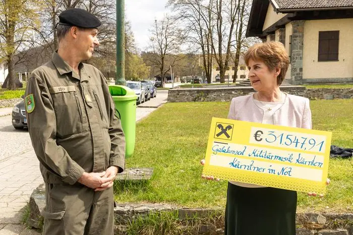„Kärntner in Not“-Obfrau Antonia Gössinger übernimmt den Spendenscheck von Militärkommandant Philipp Eder
