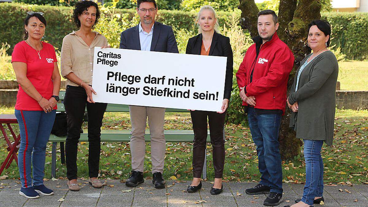 Die Verantwortlichen der Caritas Kärnten mit Direktor Sandriesser (Mitte) zeigen den akuten Personalmangel auf