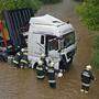 Ein Lastwagen ist am Dienstagabend während des schweren Gewitters von einer Brücke in Dobersberg in NÖ (Bezirk Waidhofen/Thaya) in die Thaya gestürzt
