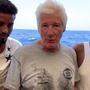 Richard Gere mit Migranten an Bord des Rettungsschiffes