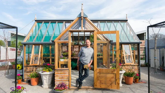 Hausherr Gábor Knorr ist in seinem neu angelegten Garten nach englischem Vorbild eher im Gewächshaus von GabrielAsh zu finden . . .