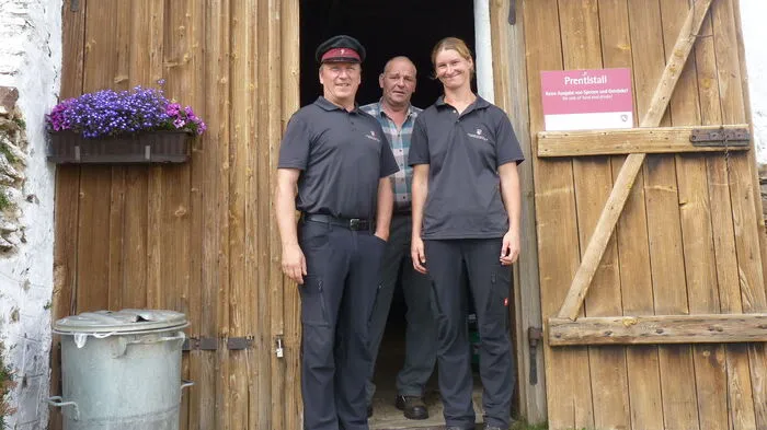 Erich Hojas (Mitte, mit Obergestütsmeister Harald Neukam und Gerrit Korthals) verbringt heuer den letzten Sommer auf der Prentlalm.
