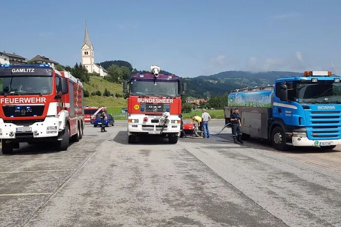 Unterstützung beim Wassertransport kommt von den Feuerwehren, dem Bundesheer und der Obersteirischen Molkerei.