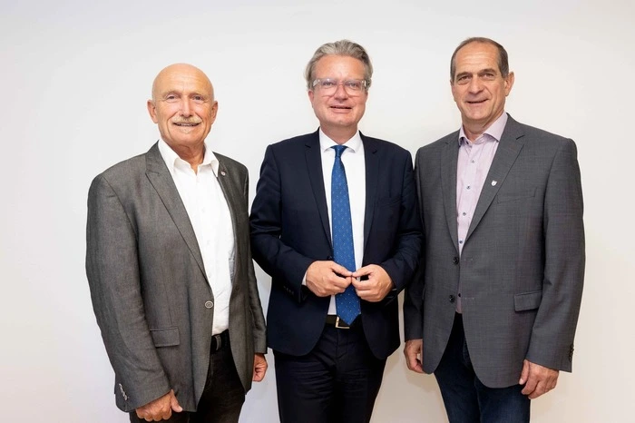 Klicken Sie sich durch die starre Pose und dann weiter zum Handling seines Vize-Landehauptmannes und seiner Amtsvorgänger.