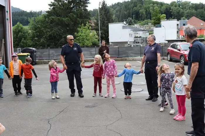 Auch ein Probesitzen im Feuerwehrauto musste ausprobiert werden und die Erfahrung, wie es sich anfühlt, wenn man selbst mit einem Strahlrohr spritzen darf, durfte genauso wenig fehlen.