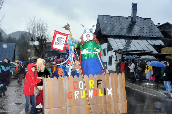 Heiterer Umzug in Grundlsee