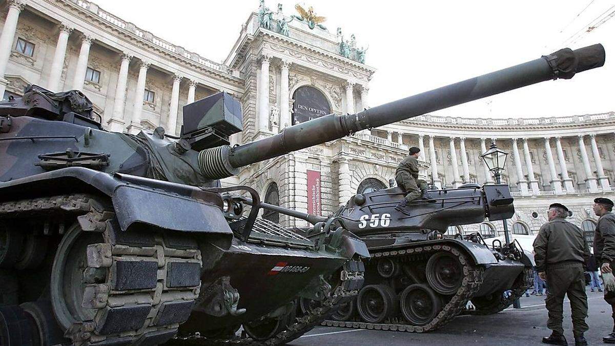 BUNDESHEER - PANZER AM WIENER HELDENPLATZ