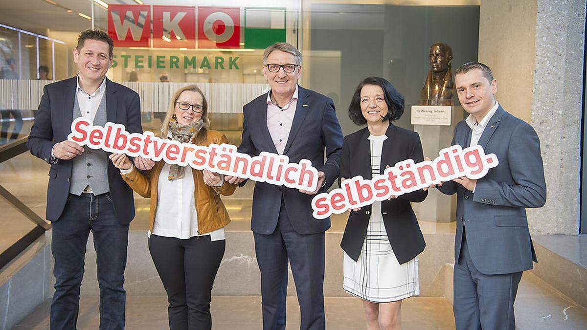 Die Unternehmensgründer Thomas Pfummerl und Irena Zmugg mit WK-Präsident Josef Herk, Gründerzentrum-Leiterin Michaela Steinwidder und JW-Vorsitzender Christoph Kovacic