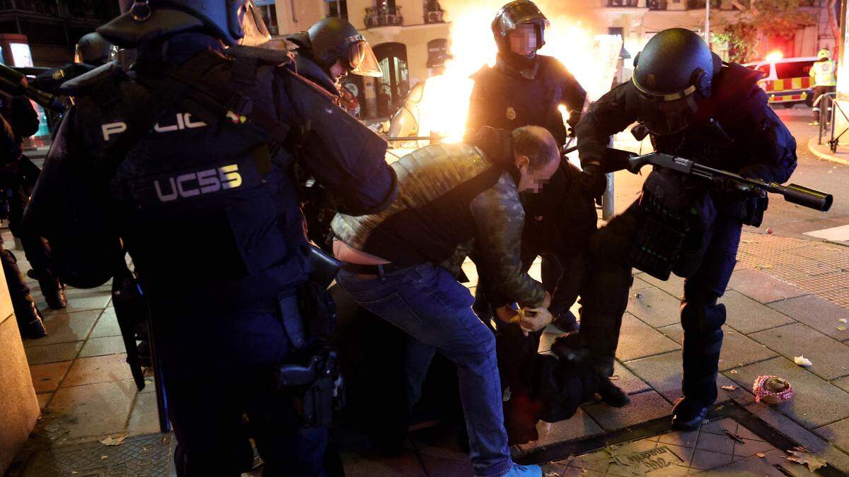 Straßenschlachten, brennende Barrikaden und Schüsse halten Madrid seit Tagen in Atem