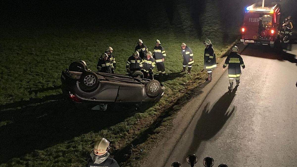 Das Auto blieb am Dach liegen