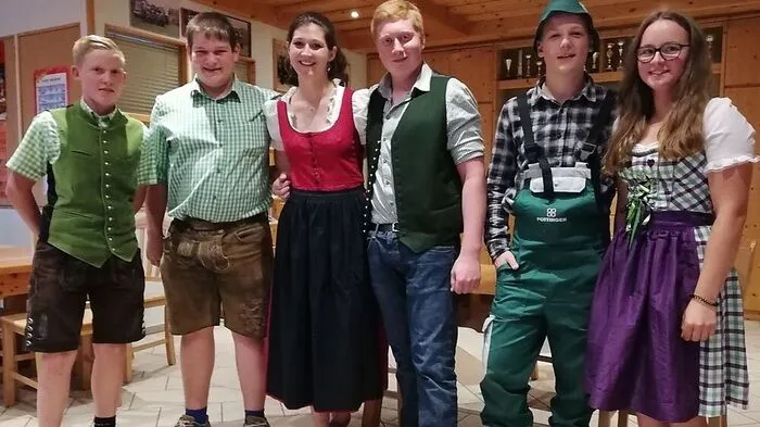 Die Mitglieder der Landjugend Gai laden am Samstag um 19.30 Uhr zum Sommertheater auf den Dorfplatz in Schardorf. 