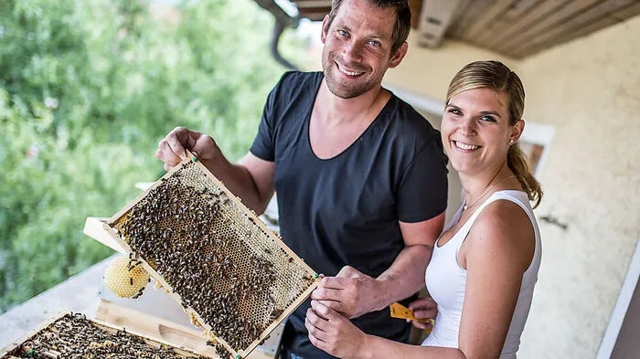 Passionierte Jungimker: Martin Kunz und Iris Kaukal lieben die Arbeit mit ihren Bienen, die sie am Balkon haben