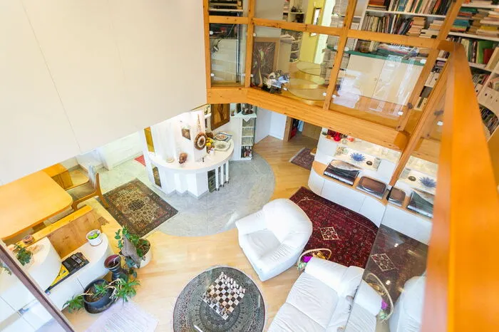 Raumhöhe maximal genutzt, Großzügigkeit dennoch  erhalten: der zentrale Kubus der Atelierwohnung.