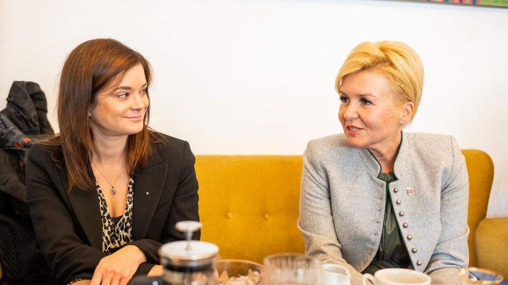 Corinna Smrecnik (SPÖ) (li.) und Sandra Wassermann (FPÖ)