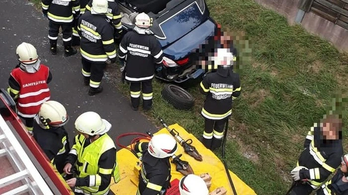 Die Freiwillige Feuerwehr Untergrossau wurde am Sonntag mittels Sirene und SMS zu einem schweren Verkehrsunfall auf die A2 alarmiert.