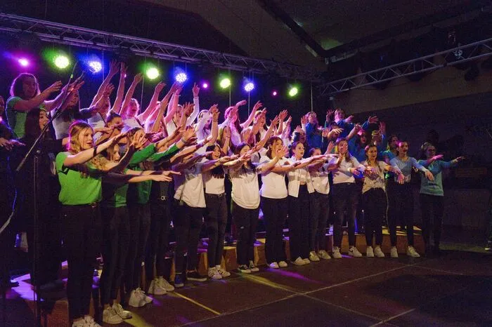 Perfekt war auch die Bühnenshow, dynamisch trat der Schulchor mit „Sweet Dreams“ auf die Bühne.