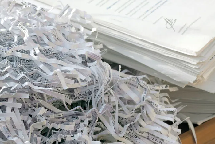Achten Sie auch bei der Vernichtung alter Akten darauf, dass die DSGVO-Vorschriften eingehalten werden 