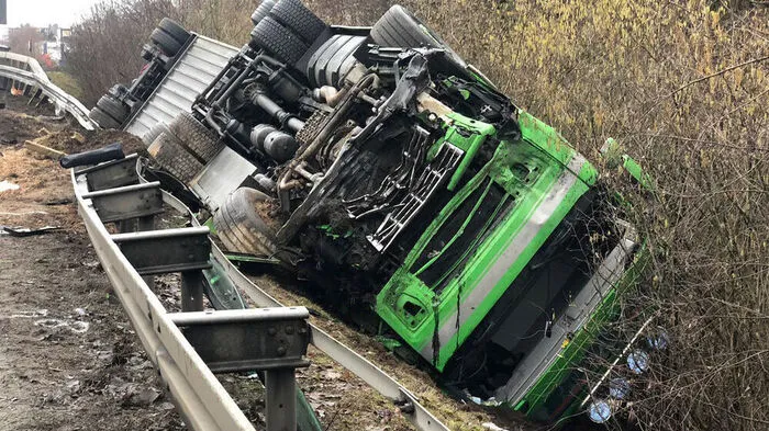Drei Tote bei Zusammenstoß mit Schweinetransporter