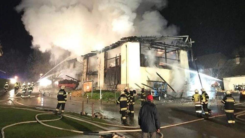 Bei einem der gelegten Brände brannte dieses Wirtschaftsgebäude bis auf die Grundmauern nieder