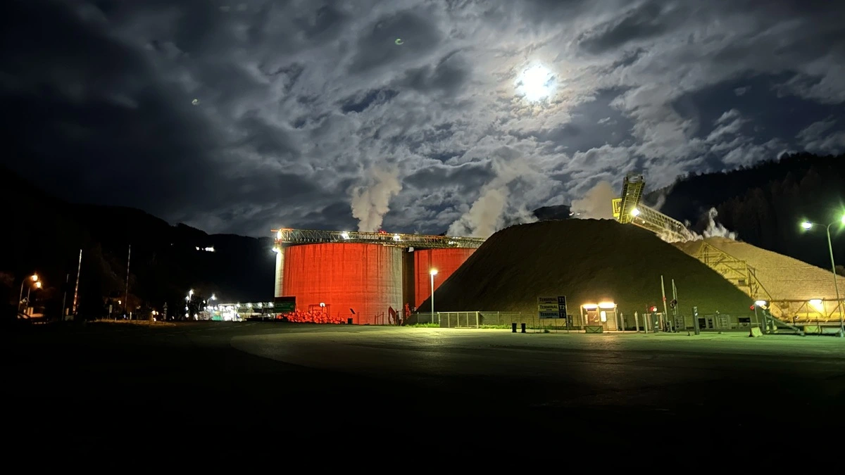 Der beleuchtete Silo am Holzplatz von Mondi Frantschach