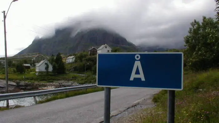 Der südlichste Ort der Lofoten trägt den Namen Å, was so viel wie Bach bedeutet. Å hat wahrscheinlich eines der meistfotografierten Ortsschilder der Welt.