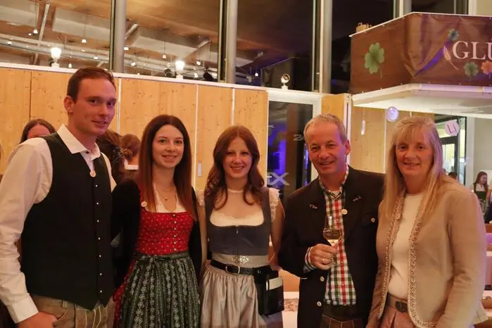 In der neuen „Oldies-Bar“ wurden Getränke von früher – etwa Ribiselspritzer, Campari-Soda oder Frosch – ausgeschenkt, und in der Fotobox war Zeit für lustige Schnappschüsse. 