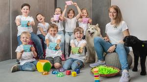 Renate Meißl lernt den Kindern den spielerischen Umgang mit Hunden