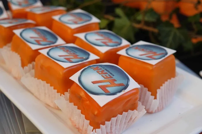 Für die Gäste gab's orange Punschkrapfen...