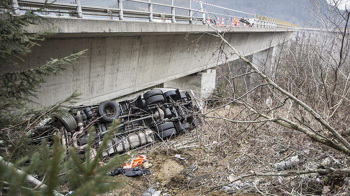 Der Lkw stürzte rund 20 Meter ab