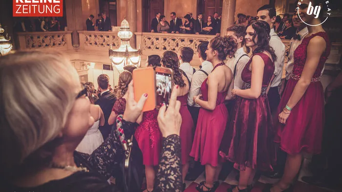 Am Samstag dem 25. November feierten die Maturanten des WIKU im Grazer Congress unter dem Motto VENI VIDI WIKU - Ich kam, sah und maturierte, einern wunderbaren Maturaball. Klicken Sie sich durch die Bildergalerie!