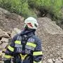Auf dem Foto sieht man einen Feuerwehrmann in einem Steinbruch, der zu weiteren Kameraden hinaufblickt | In einem Szenario mussten mehrere Verletzte aus einem Steinbruch bei Stainz befreit werden
