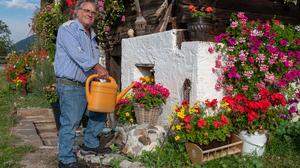 Raimund Obrist kümmert sich täglich um seine Blumenpracht