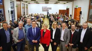 Die sieben Diskutanten, flankiert von den beiden Moderatoren des Regionalbüros Bruck der Kleinen Zeitung