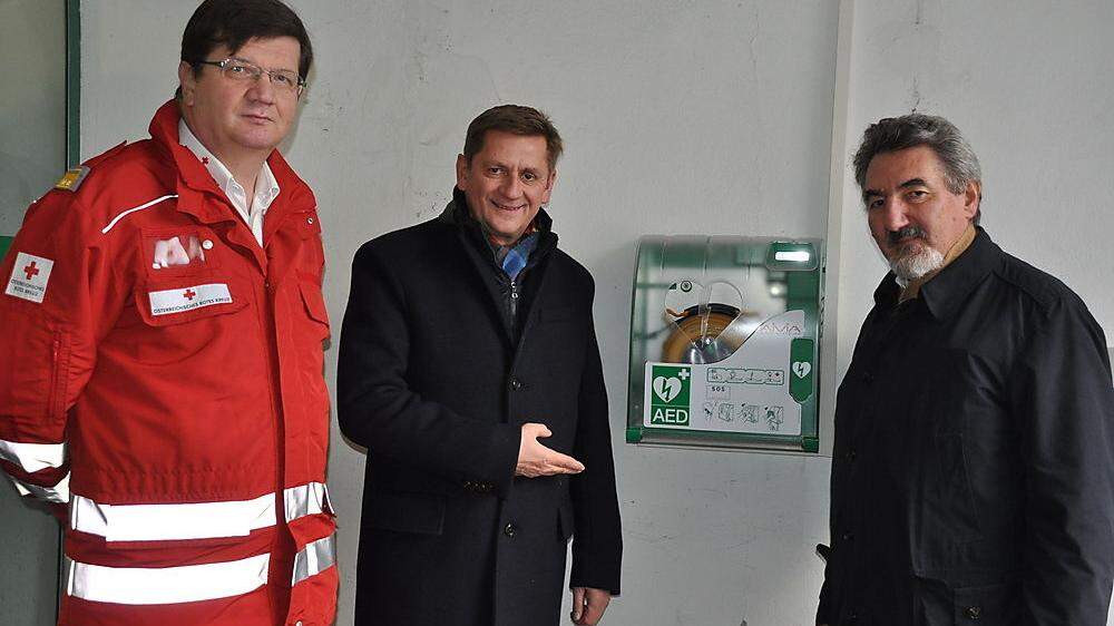 Josef Himsl, Bezirksgeschäftsführer des Roten Kreuzes, Bürgermeister Kurt Wallner, Walter Fuhrmann (von links)