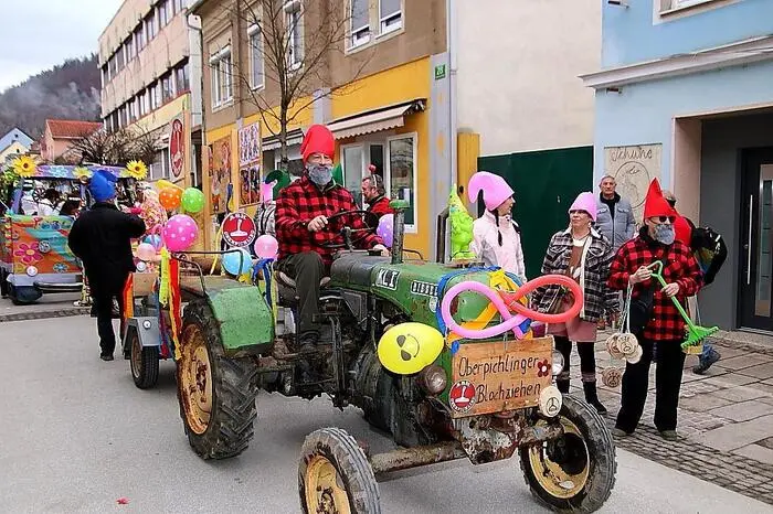 Unzählige Besucher säumten die Route des Umzuges, der von der Judenburgerstraße zum Rathausplatz führte. 26 Gruppen nahmen daran teil und hatten mit viel Ideen, Geschick und Humor ihre Darstellungen gestaltet.