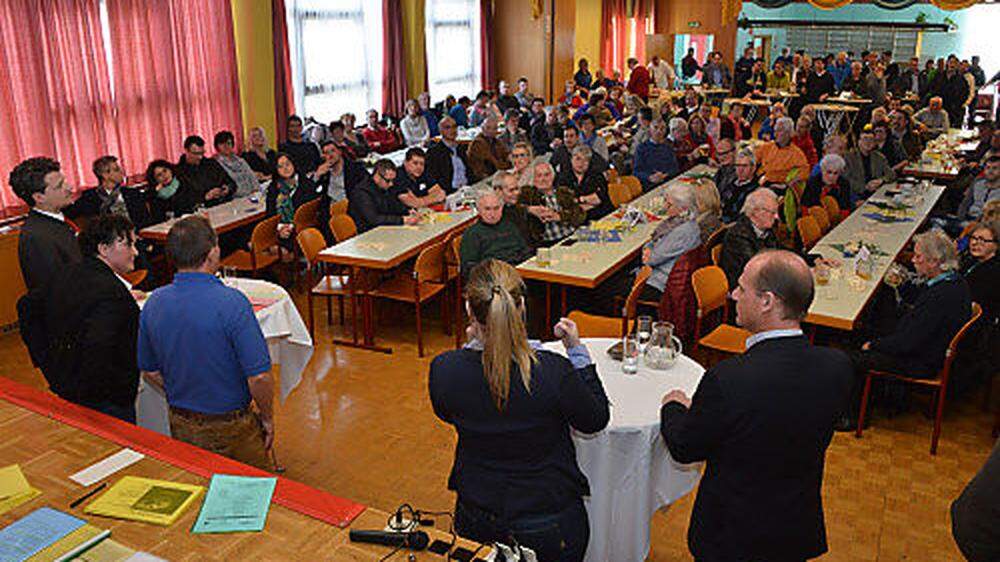 200 Interessierte folgten der Einladung von Josef Puschan und nahmen an der Informationsveranstaltung im Kulturhaus Latschach teil