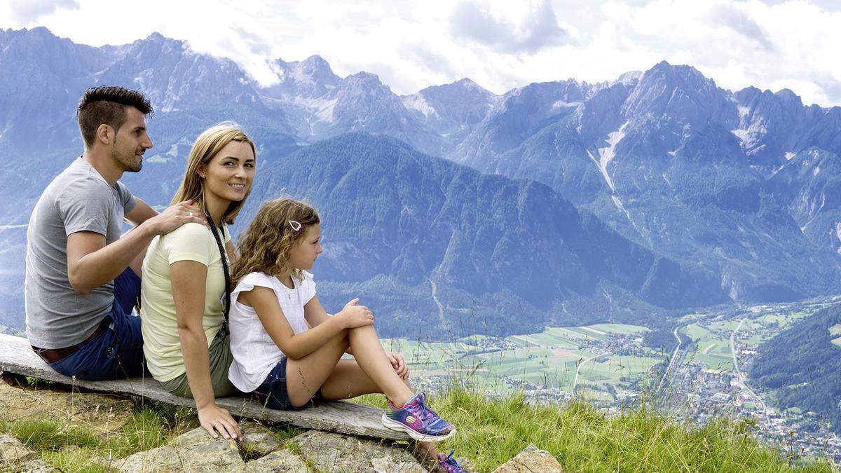 So unbeschwert kann man die Aussicht über die Osttiroler Berge genießen - wenn man erst einmal oben ist