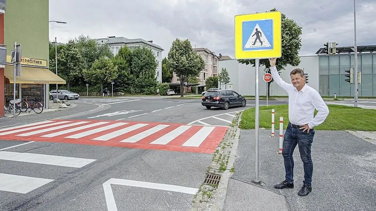 Stadtrat Christian Scheider vor dem betroffenen Zebrastreifen