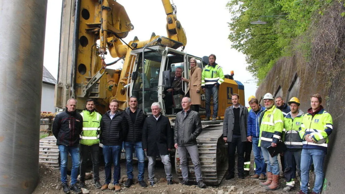 Landesrat Anton Lang (im Fahrersitz) mit Landtagsabgeordneter Gabriele Kolar,  Bürgermeister Hannes Dolleschall (5. v. l.) und bau