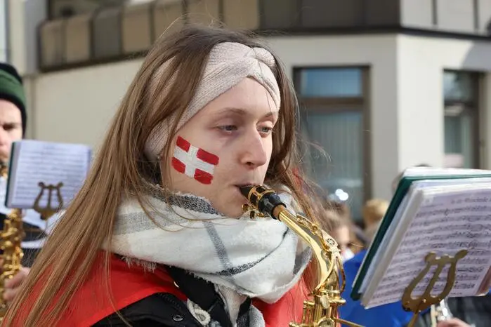 Der närrische Umzug wurde von der örtlichen Musikkapelle... 
