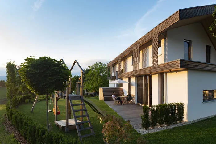 So entstand dort, wo ehemals der Stall/das Wirtschaftsgebäude war ein moderner Holzriegelbau.