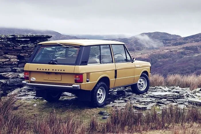 Der erste von zunächst zehn wiedergeborenen Range Rovers stammt aus dem Jahr 1978 und präsentiert sich dem Publikum im Farbton Bahama-Gold.