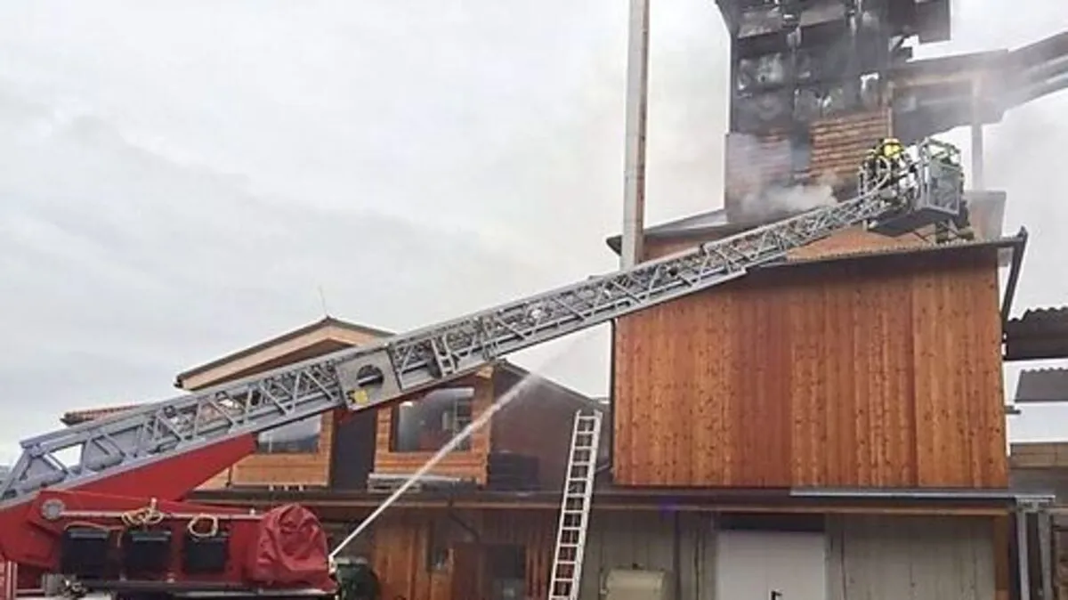 Brand in Hackschnitzelanlage: Explosion bei Löscharbeiten