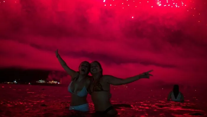 Schätzungsweise rund zwei Millionen Menschen feierten das Lichtspektakel. Viele bevölkerten traditionell ganz in weiß den berühmten Stadtstrand, um das exakt 17 Minuten dauernde Feuerwerk zu bestaunen.