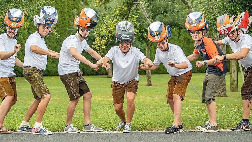 „Haupt-Sache“ WM-reif: Über 1000 Stunden Arbeitszeit haben Fritz Dorn und Freunde in ihre Helme gesteckt. Auch eine eigene „KTM-Musik“ spielt auf