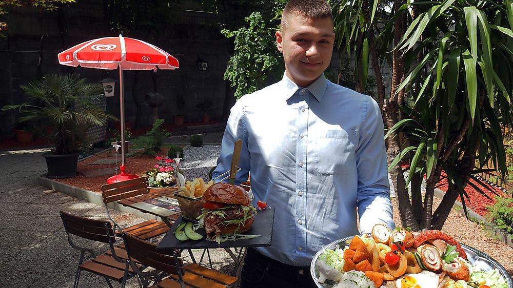 Junior-Chef István Madacska mit der Platte für zwei Personen und einem Burger
